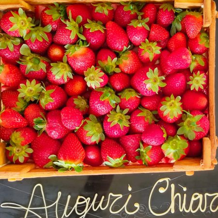 Torta di fragole in cassetta di frolla