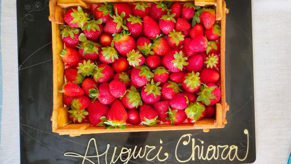 Torta di fragole in cassetta di frolla